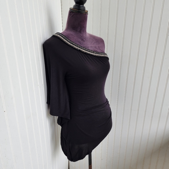 Bebe Women’s Stretch Black Beaded Asymmetrical One Cold Shoulder Top Blouse XS - Picture 2 of 11